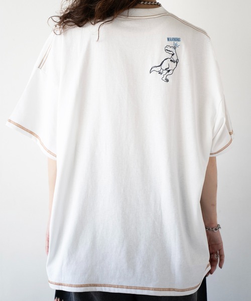 DOUBLE NAME（ダブルネーム）の「搭乗したいTRAVEL恐竜刺しゅうTEE/ユニセックス（Tシャツ/カットソー・レディース・ブルー/グリーン/オフホワイト・FREE）」の5枚目の写真