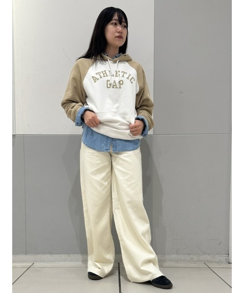 GAP(ギャップ)の「GAP ATHLETICロゴ パーカー(ユニセックス)(パーカー・メンズ・ベージュ/ライトグレー/ホワイト系その他・L/M/S/XS/XL)」の14枚目の写真