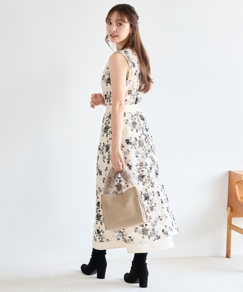 Andemiu(アンデミュウ)の「フラワーノースリーブワンピース143528(ワンピース・レディース・ベージュ/グレー/ブラック/アイボリー・FREE)」の2枚目の写真