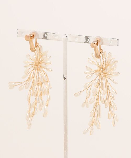 TIMELESS&THREE(タイムレスアンドスリー)の「パールモチーフブランチイヤリング(イヤリング・レディース・ホワイト・FREE)」の2枚目の写真