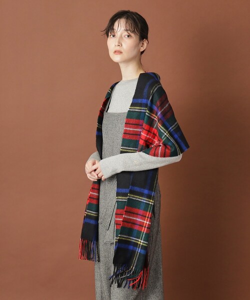 Johnstons of Elgin（ジョンストンズオブエルガン）の「Johnstons of Elgin（ジョンストンズ オブ エルガン）中判チェックカシミヤストール（ストール/ショール・レディース・ブラック系1/レッド系3・00）」の8枚目の写真