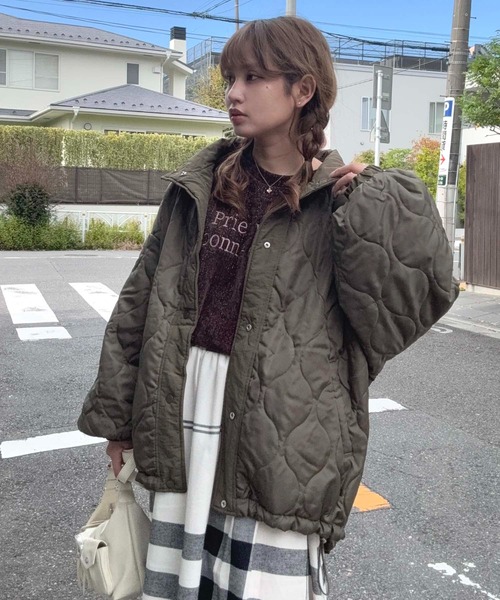 AS KNOW AS plus(アズノゥアズプラス)の「◇スタンドカラー ドロスト付き ミドル丈 リバーシブル キルティング中綿ブルゾン(ブルゾン・レディース・ブラック/アイボリー/ライトカーキ/カーキ・FREE)」の3枚目の写真