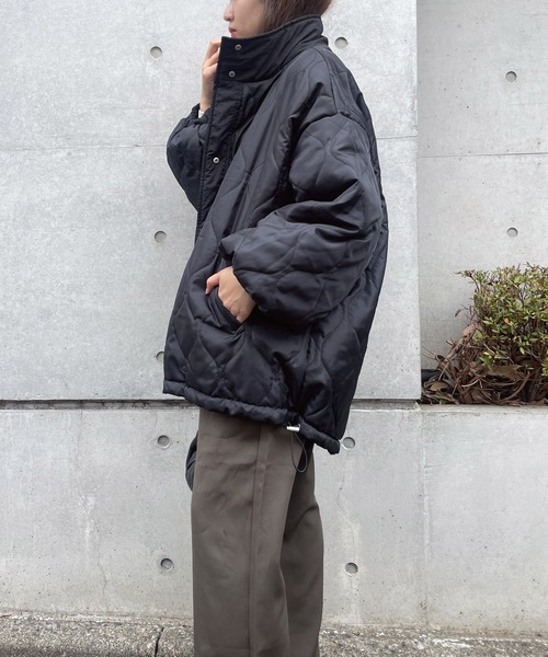 AS KNOW AS plus(アズノゥアズプラス)の「◇スタンドカラー ドロスト付き ミドル丈 リバーシブル キルティング中綿ブルゾン(ブルゾン・レディース・ブラック/アイボリー/ライトカーキ/カーキ・FREE)」の16枚目の写真