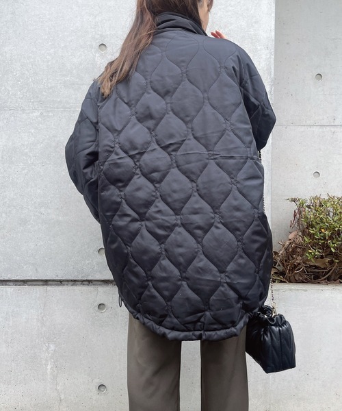 AS KNOW AS plus(アズノゥアズプラス)の「◇スタンドカラー ドロスト付き ミドル丈 リバーシブル キルティング中綿ブルゾン(ブルゾン・レディース・ブラック/アイボリー/ライトカーキ/カーキ・FREE)」の17枚目の写真