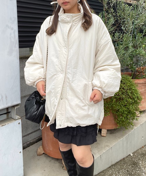 AS KNOW AS plus(アズノゥアズプラス)の「◇スタンドカラー ドロスト付き ミドル丈 リバーシブル キルティング中綿ブルゾン(ブルゾン・レディース・ブラック/アイボリー/ライトカーキ/カーキ・FREE)」の22枚目の写真