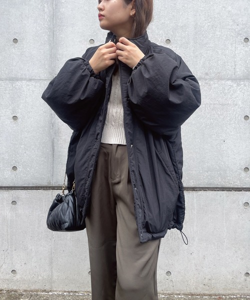 AS KNOW AS plus(アズノゥアズプラス)の「◇スタンドカラー ドロスト付き ミドル丈 リバーシブル キルティング中綿ブルゾン(ブルゾン・レディース・ブラック/アイボリー/ライトカーキ/カーキ・FREE)」の19枚目の写真