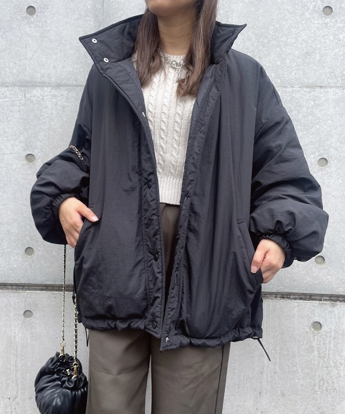 AS KNOW AS plus(アズノゥアズプラス)の「◇スタンドカラー ドロスト付き ミドル丈 リバーシブル キルティング中綿ブルゾン(ブルゾン・レディース・ブラック/アイボリー/ライトカーキ/カーキ・FREE)」の20枚目の写真