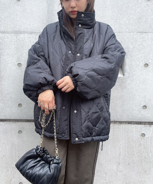 AS KNOW AS plus(アズノゥアズプラス)の「◇スタンドカラー ドロスト付き ミドル丈 リバーシブル キルティング中綿ブルゾン(ブルゾン・レディース・ブラック/アイボリー/ライトカーキ/カーキ・FREE)」の13枚目の写真