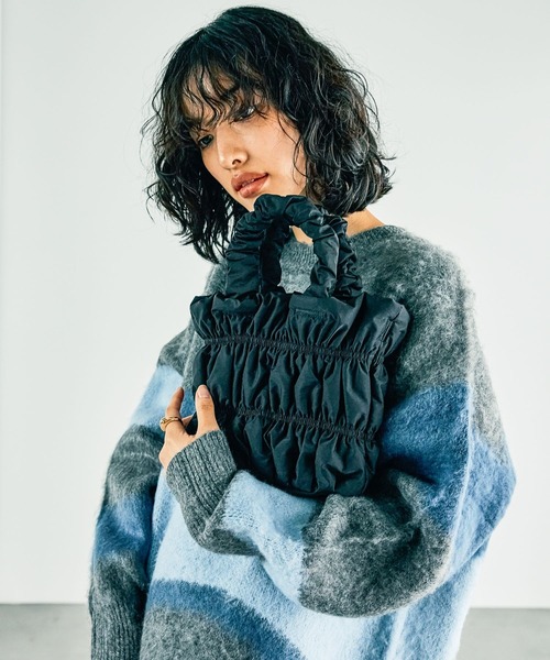 LEPSIM（レプシィム）の「2WAYギャザーバッグ　250450（ショルダーバッグ・レディース・ブラック/ネイビー/ボルドー・ONE SIZE）」の2枚目の写真