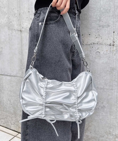 INGNI(イング)の「リボンギャザーショルダーバッグ(ハンドバッグ・レディース・アイボリー/ブラック/シルバー・ONE SIZE)」の3枚目の写真