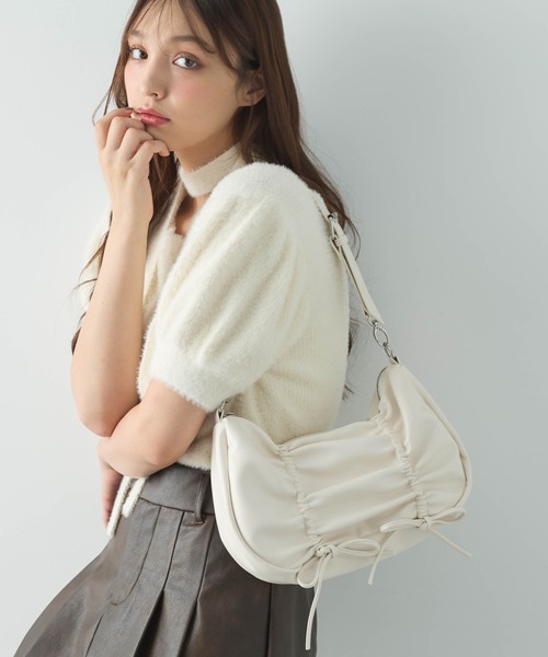 INGNI(イング)の「リボンギャザーショルダーバッグ(ハンドバッグ・レディース・アイボリー/ブラック/シルバー・ONE SIZE)」の2枚目の写真