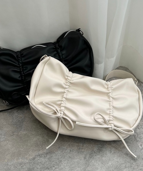 INGNI(イング)の「リボンギャザーショルダーバッグ(ハンドバッグ・レディース・アイボリー/ブラック/シルバー・ONE SIZE)」の13枚目の写真