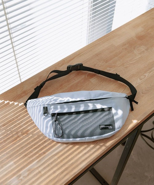 GLOBAL WORK（グローバルワーク）の「撥水ボディBAG/キッズ/288532（ボディバッグ/ウエストポーチ・キッズ・ブラック/オフホワイト/ブルー・FREE）」の3枚目の写真