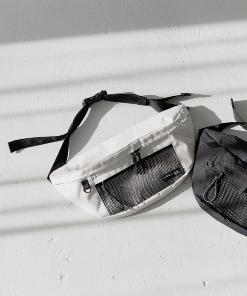 GLOBAL WORK（グローバルワーク）の「撥水ボディBAG/キッズ/288532（ボディバッグ/ウエストポーチ・キッズ・ブラック/オフホワイト/ブルー・FREE）」の5枚目の写真