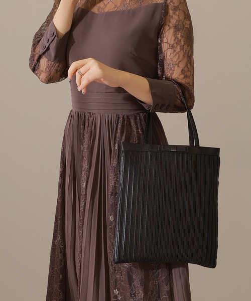 Lace Ladies(レースレディース)の「メタリック リボン付き 薄型 パーティー トートバッグ(クラッチバッグ・レディース・ベージュ/ブラック・FREE)」の6枚目の写真