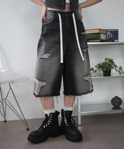 WEGO（ウィゴー）の「WEGO/ヴィンテージウォッシュダメージバギーハーフパンツ（デニムパンツ・レディース・ブラック/スカイブルー・MEDIUM/SMALL）」の5枚目の写真