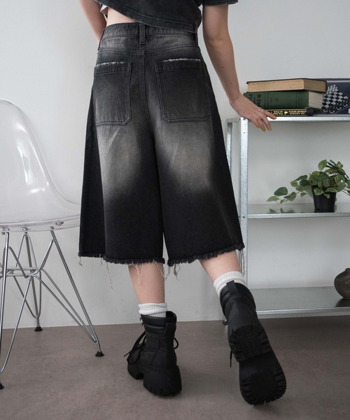 WEGO（ウィゴー）の「WEGO/ヴィンテージウォッシュダメージバギーハーフパンツ（デニムパンツ・レディース・ブラック/スカイブルー・MEDIUM/SMALL）」の6枚目の写真