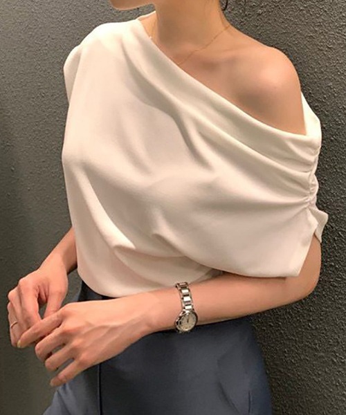 ALTROSE(アルトローズ)の「トップス シンプル ドレープ エレガント ワンショルダー(その他トップス・レディース・ブラック/ホワイト・FREE)」の6枚目の写真