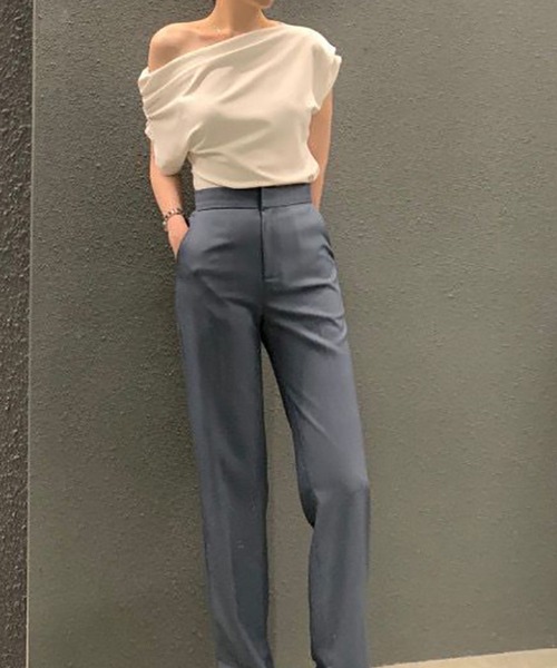 ALTROSE(アルトローズ)の「トップス シンプル ドレープ エレガント ワンショルダー(その他トップス・レディース・ブラック/ホワイト・FREE)」の8枚目の写真