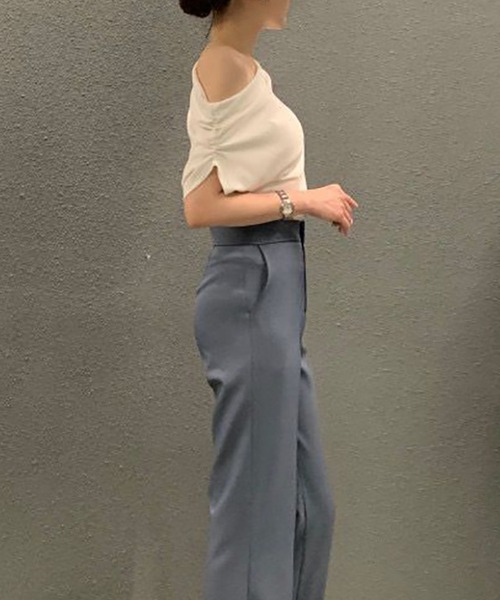 ALTROSE(アルトローズ)の「トップス シンプル ドレープ エレガント ワンショルダー(その他トップス・レディース・ブラック/ホワイト・FREE)」の9枚目の写真