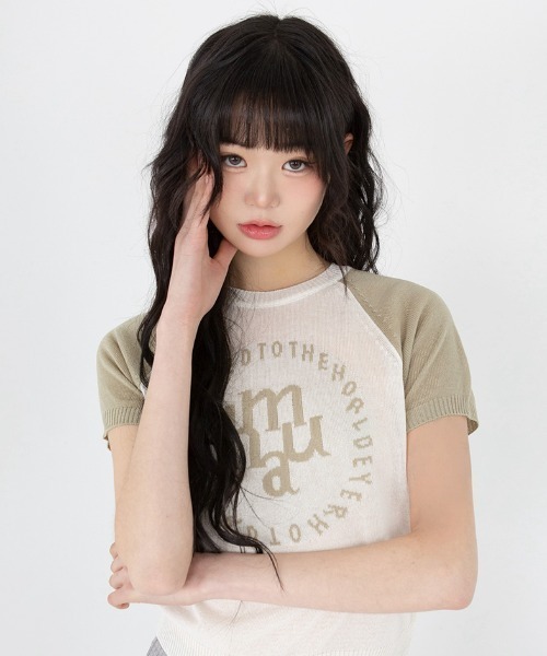 muahmuah(ムーアムーア)の「A'GEM/9 × .kom 『muah muah/ムーアムーア』 JACQUARD LOGO RAGLAN HALF KNIT/ジャカードロゴラグランハーフニット(Tシャツ/カットソー・レディース・ネイビー/カーキ・FREE)」の6枚目の写真