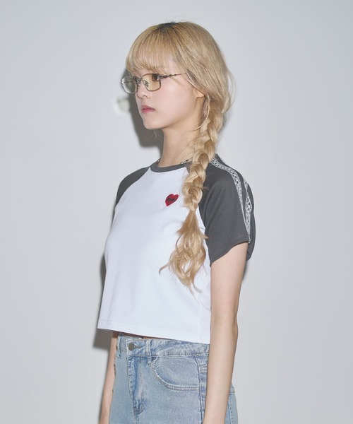 MSGirl(エムエスジーガール)の「ワンポイントラグランレースライン ハートロゴ クロップド丈 半袖Tシャツ(Tシャツ/カットソー・レディース・ワイン/ブラック/チャコール・F)」の7枚目の写真