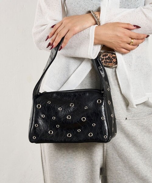 WHO'S WHO gallery(フーズフーギャラリー)の「【2way】ハトメショルダーバッグ(ショルダーバッグ・レディース・ブラック/オフホワイト/ブラウン・FREE)」の2枚目の写真