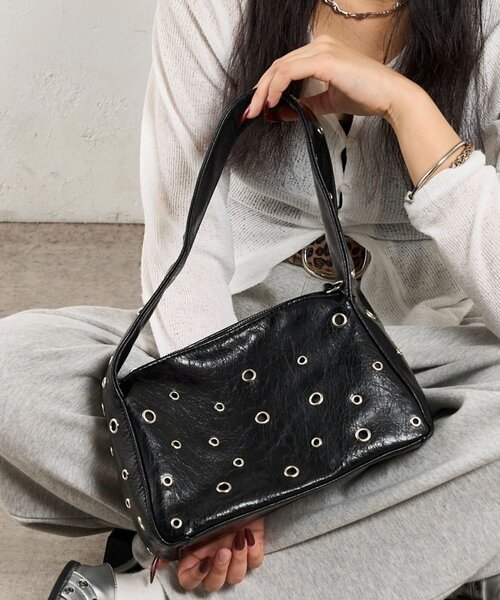 WHO'S WHO gallery(フーズフーギャラリー)の「【2way】ハトメショルダーバッグ(ショルダーバッグ・レディース・ブラック/オフホワイト/ブラウン・FREE)」の7枚目の写真