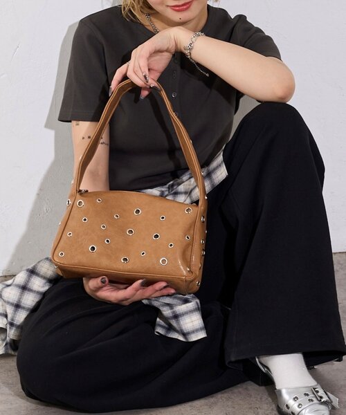 WHO'S WHO gallery(フーズフーギャラリー)の「【2way】ハトメショルダーバッグ(ショルダーバッグ・レディース・ブラック/オフホワイト/ブラウン・FREE)」の11枚目の写真