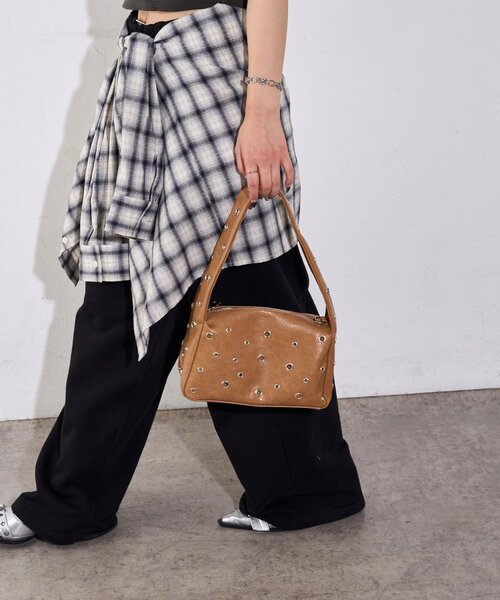 WHO'S WHO gallery(フーズフーギャラリー)の「【2way】ハトメショルダーバッグ(ショルダーバッグ・レディース・ブラック/オフホワイト/ブラウン・FREE)」の12枚目の写真