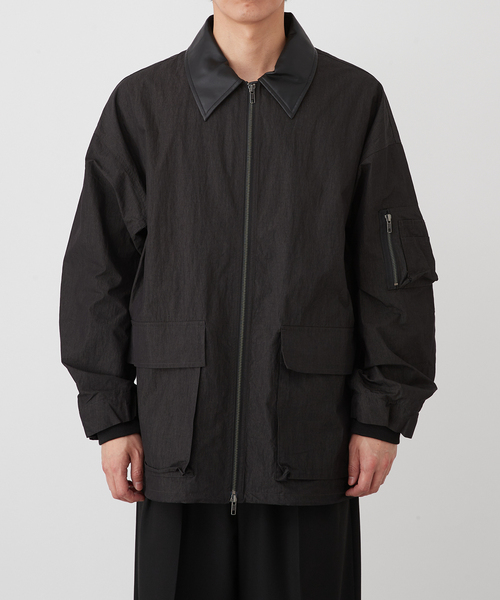 B.C STOCK（ベーセーストック）の「【Deux Allures/ドゥ アリュール】レザーカラー ショートブルゾン（ミリタリージャケット・メンズ・チャコールグレー/ブラウン・MEDIUM/LARGE）」の9枚目の写真