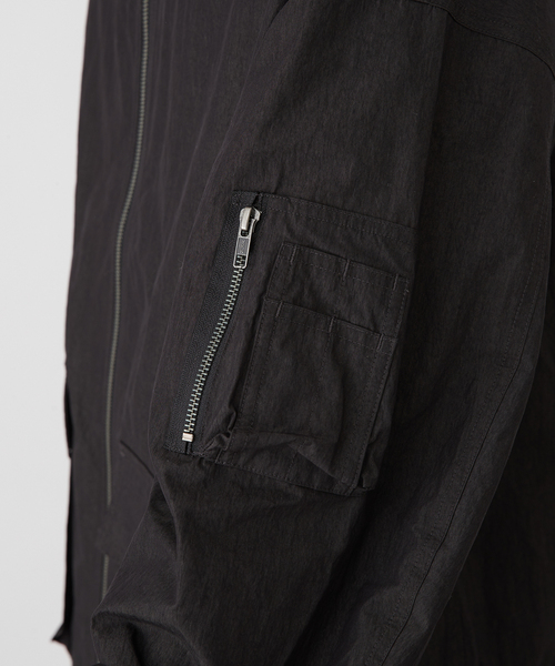 B.C STOCK（ベーセーストック）の「【Deux Allures/ドゥ アリュール】レザーカラー ショートブルゾン（ミリタリージャケット・メンズ・チャコールグレー/ブラウン・MEDIUM/LARGE）」の17枚目の写真