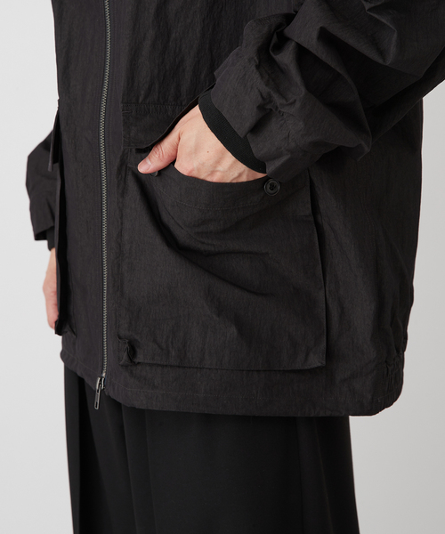 B.C STOCK（ベーセーストック）の「【Deux Allures/ドゥ アリュール】レザーカラー ショートブルゾン（ミリタリージャケット・メンズ・チャコールグレー/ブラウン・MEDIUM/LARGE）」の22枚目の写真