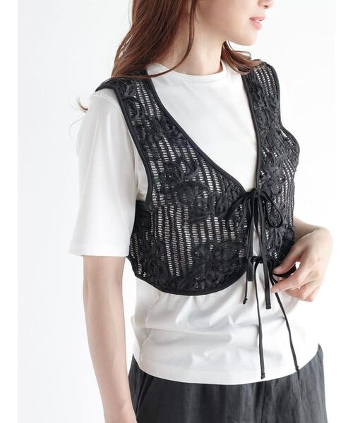 FIKA.(フィーカ)の「Ladder lace skipper vest(ベスト・レディース・ホワイト/ブラック・MEDIUM)」の3枚目の写真