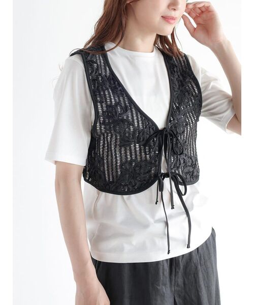 FIKA.(フィーカ)の「Ladder lace skipper vest(ベスト・レディース・ホワイト/ブラック・MEDIUM)」の6枚目の写真