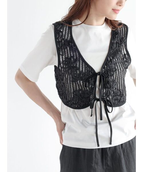 FIKA.(フィーカ)の「Ladder lace skipper vest(ベスト・レディース・ホワイト/ブラック・MEDIUM)」の2枚目の写真