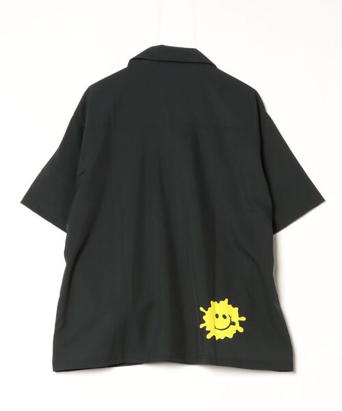 STUD MUFFIN(スタッドマフィン)の「STUD MUFFIN/スタッドマフィン/ストレッチサテン ステッカーコラージュ オープンカラーシャツ(シャツ/ブラウス・メンズ・ブラック・2/4)」の2枚目の写真