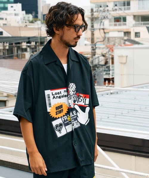STUD MUFFIN(スタッドマフィン)の「STUD MUFFIN/スタッドマフィン/ストレッチサテン ステッカーコラージュ オープンカラーシャツ(シャツ/ブラウス・メンズ・ブラック・2/4)」の1枚目の写真
