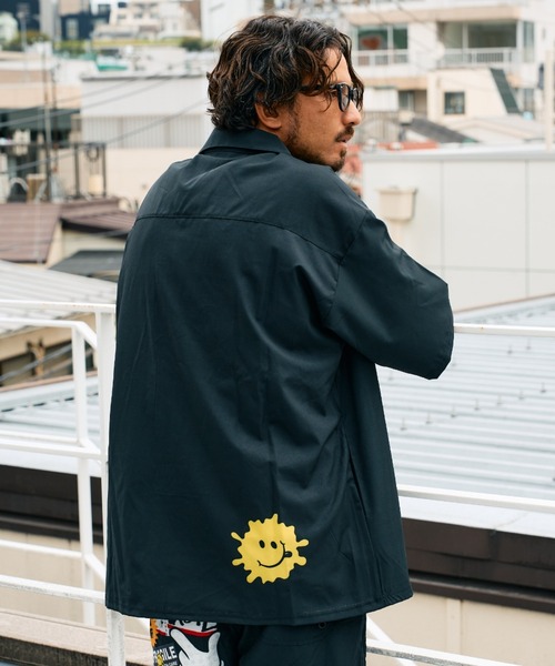 STUD MUFFIN(スタッドマフィン)の「STUD MUFFIN/スタッドマフィン/ストレッチサテン ステッカーコラージュ オープンカラーシャツ(シャツ/ブラウス・メンズ・ブラック・2/4)」の4枚目の写真