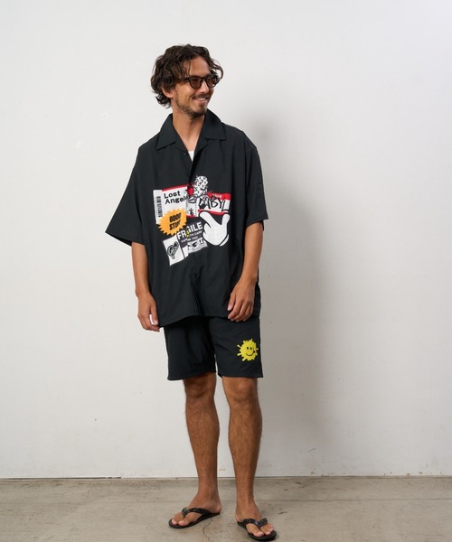 STUD MUFFIN(スタッドマフィン)の「STUD MUFFIN/スタッドマフィン/ストレッチサテン ステッカーコラージュ オープンカラーシャツ(シャツ/ブラウス・メンズ・ブラック・2/4)」の5枚目の写真