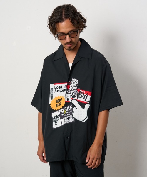 STUD MUFFIN(スタッドマフィン)の「STUD MUFFIN/スタッドマフィン/ストレッチサテン ステッカーコラージュ オープンカラーシャツ(シャツ/ブラウス・メンズ・ブラック・2/4)」の6枚目の写真