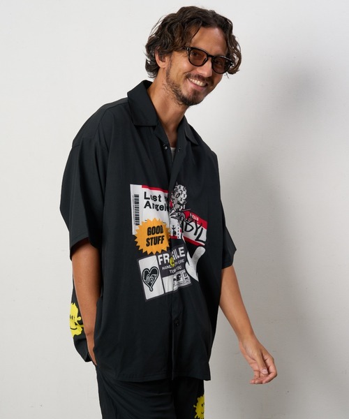 STUD MUFFIN(スタッドマフィン)の「STUD MUFFIN/スタッドマフィン/ストレッチサテン ステッカーコラージュ オープンカラーシャツ(シャツ/ブラウス・メンズ・ブラック・2/4)」の7枚目の写真