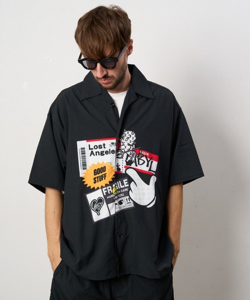 STUD MUFFIN(スタッドマフィン)の「STUD MUFFIN/スタッドマフィン/ストレッチサテン ステッカーコラージュ オープンカラーシャツ(シャツ/ブラウス・メンズ・ブラック・2/4)」の8枚目の写真
