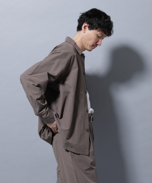 NANO universe（ナノユニバース）の「ストレッチワイドシャツブルゾン(セットアップ可)（シャツ/ブラウス・メンズ・チャコール/ブラウン/ブルーグレー・S/M/L）」の5枚目の写真