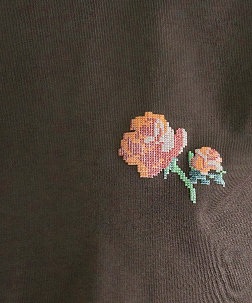RAGEBLUE(レイジブルー)の「ピクセルフラワープリントTシャツ(Tシャツ/カットソー・レディース・ネイビー/ホワイト/ブラウン・FREE)」の5枚目の写真