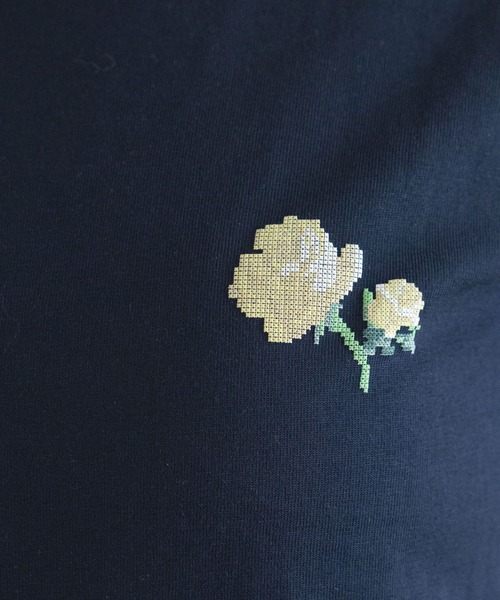 RAGEBLUE(レイジブルー)の「ピクセルフラワープリントTシャツ(Tシャツ/カットソー・レディース・ネイビー/ホワイト/ブラウン・FREE)」の6枚目の写真