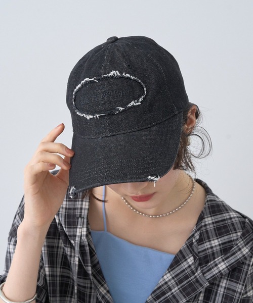earth music&ecology(アースミュージックアンドエコロジー)の「ダメージロゴキャップ(ニットキャップ/ビーニー・レディース・チャコールグレー/アイボリー/レッド・FREE)」の1枚目の写真
