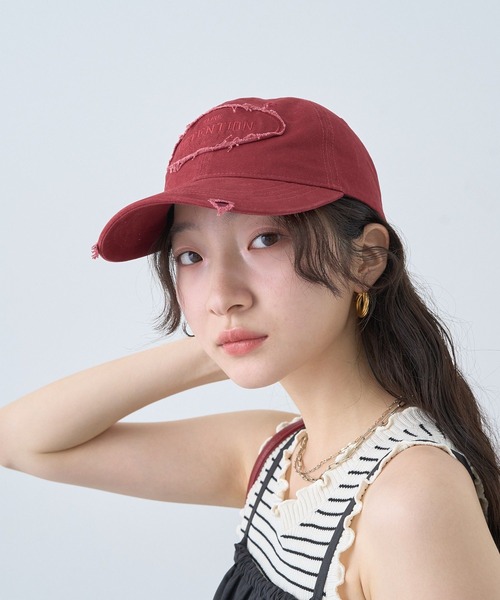 earth music&ecology(アースミュージックアンドエコロジー)の「ダメージロゴキャップ(ニットキャップ/ビーニー・レディース・チャコールグレー/アイボリー/レッド・FREE)」の4枚目の写真