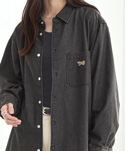 PENNEYS（ぺニーズ）の「PENNEYS/ペニーズ 別注 THE FOX ロゴ ワンポイントワッペン刺繍  ヴィンテージ加工 オーバーサイズ レギュラーカラー  デニムシャツ（シャツ/ブラウス・レディース・ネイビー/ブラック/ブルー・L/M）」の18枚目の写真