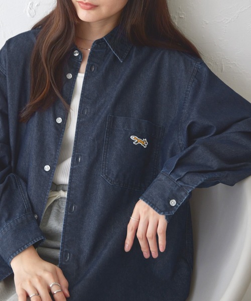 PENNEYS（ぺニーズ）の「PENNEYS/ペニーズ 別注 THE FOX ロゴ ワンポイントワッペン刺繍  ヴィンテージ加工 オーバーサイズ レギュラーカラー  デニムシャツ（シャツ/ブラウス・レディース・ネイビー/ブラック/ブルー・L/M）」の16枚目の写真